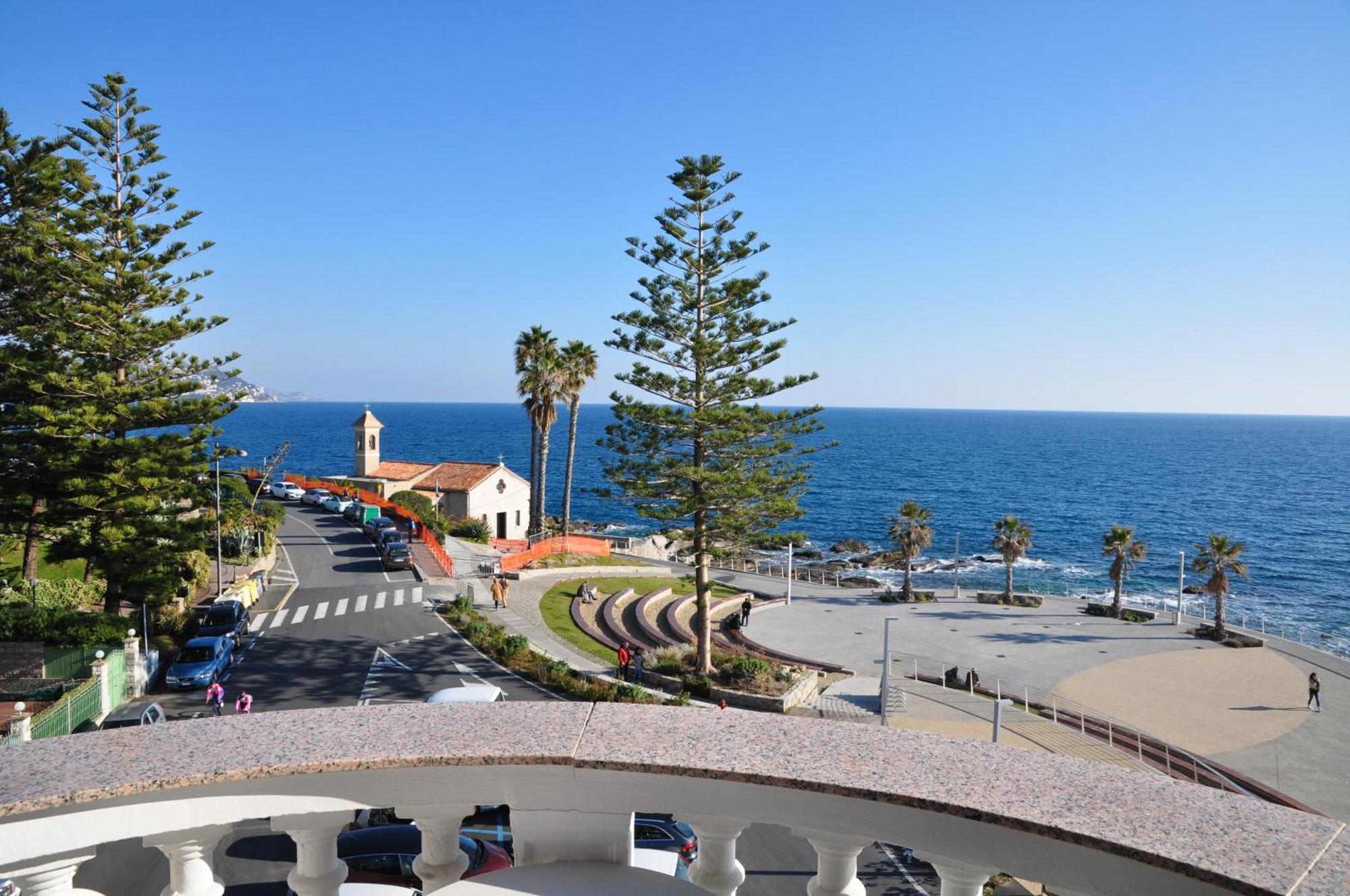 Hotel Piccolo Lido Bordighera Exterior photo