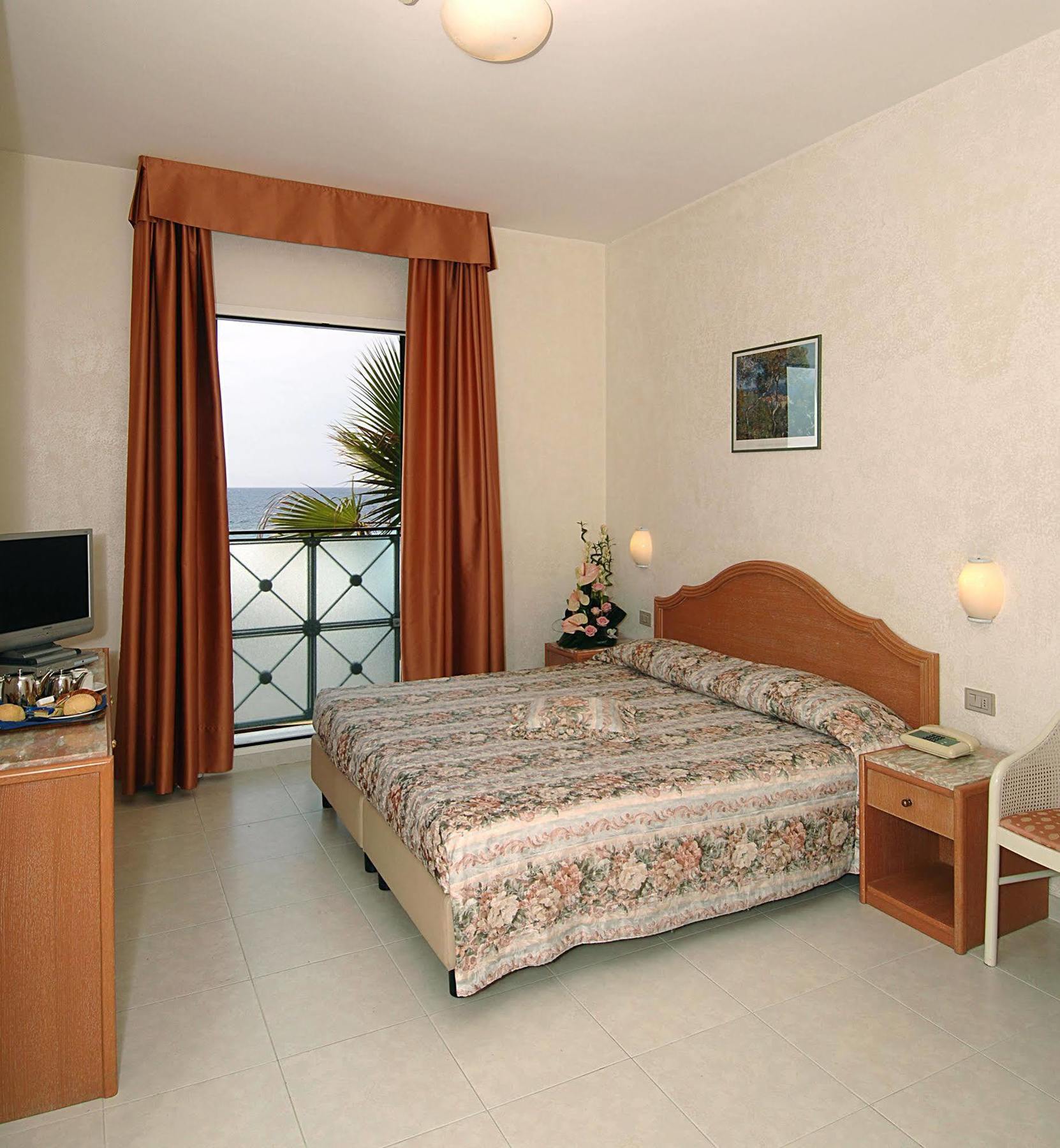 Hotel Piccolo Lido Bordighera Exterior photo